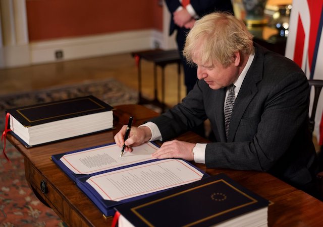 Boris Johnson signs the trade deal with EU