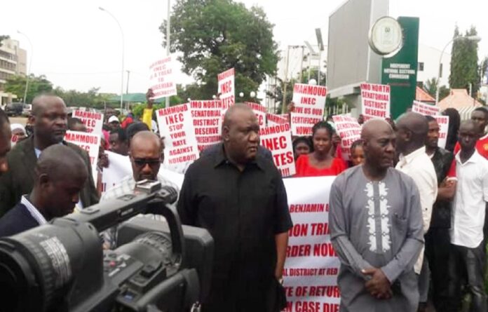 protesting-youths-barricade-entrance-to-inec-offices-in-imo