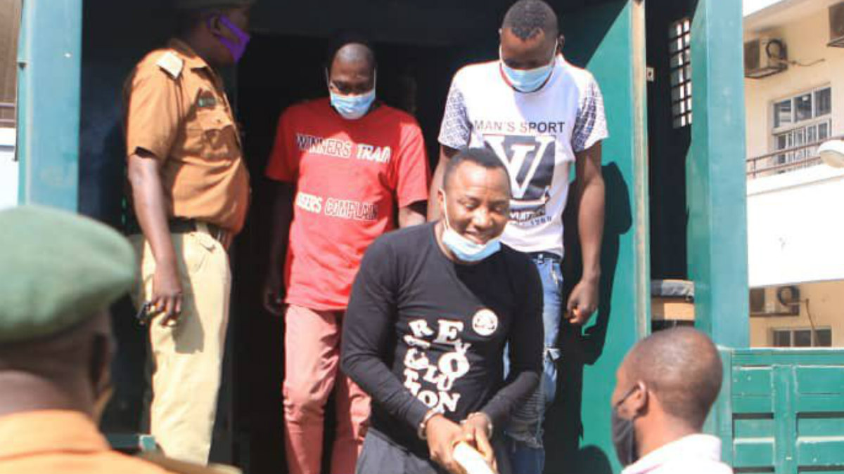Omoyele-Sowore-in-handcuffs (1)
