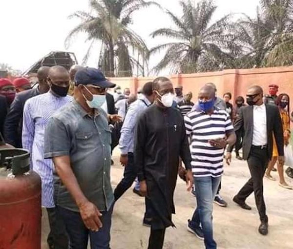 okowa middle with his aides at the Osadebe gas plant