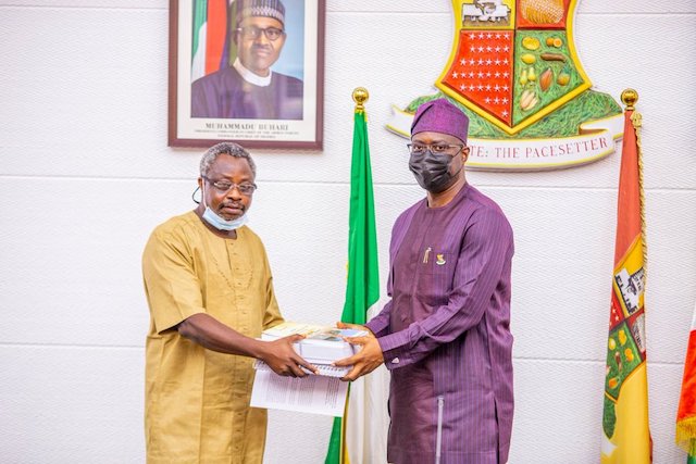 Makinde receives the report on LAUTECH from Professor Omole