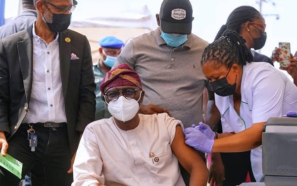 Sanwo-Olu receiving the Astrazeneca  vaccine