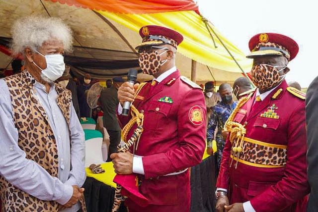 Soyinka being decorated by Abiodun  as Amotekun Super Marshall