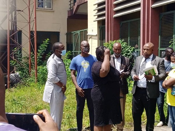 Baba Ijesha with his number one supporter, Yomi Fabiyi, his lawyers and others at the Yaba Magistrates’ Court, in Lagos State