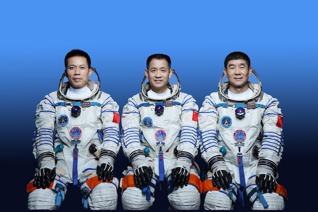 Chinese astronauts Nie Haisheng (C), Liu Boming (R) and Tang Hongbo