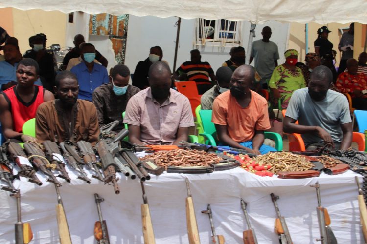 The suspected criminals and weapons recovered from them