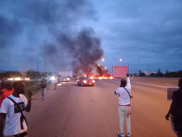Some youths protest on Abuja Airport road
