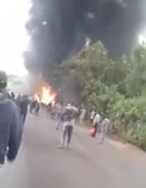 the exploded petrol tanker burning on Idiroko Road Ogun state