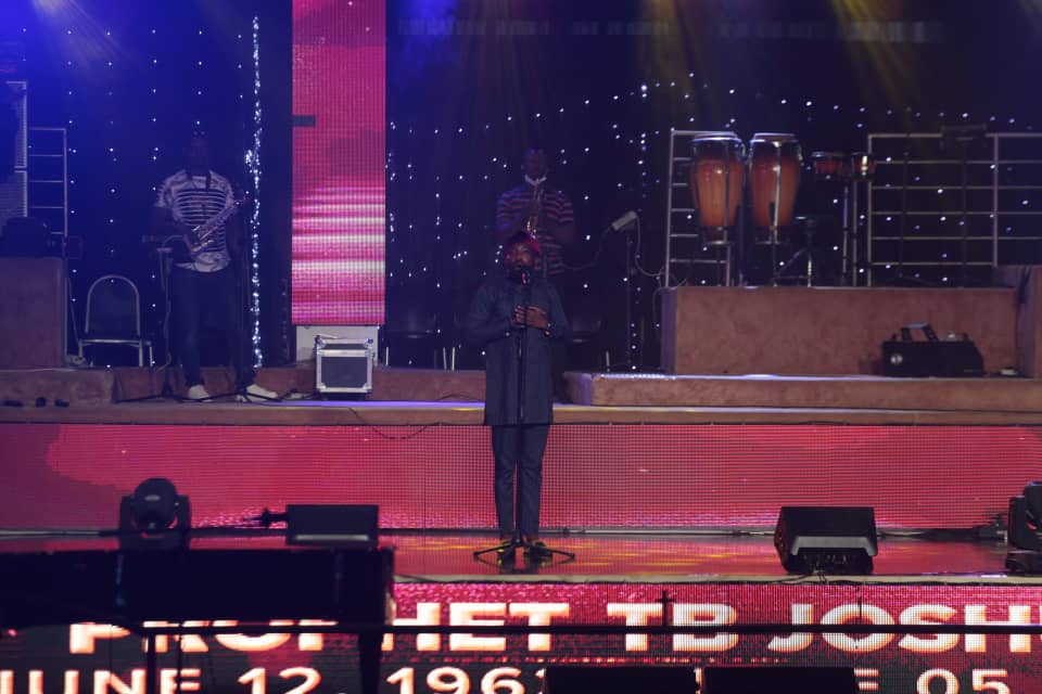 Timi Dakolo ministering Choir at All Day Service Tribute at Synagogue Church of All Nations. Photo by Ayodele Efunla