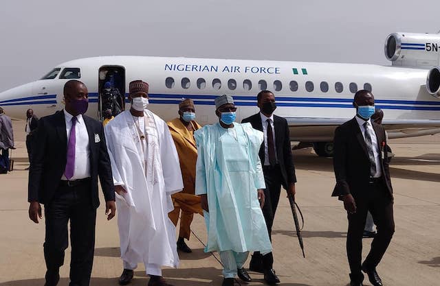 Gambari, middle, with Presidential team  after landing in Kano 