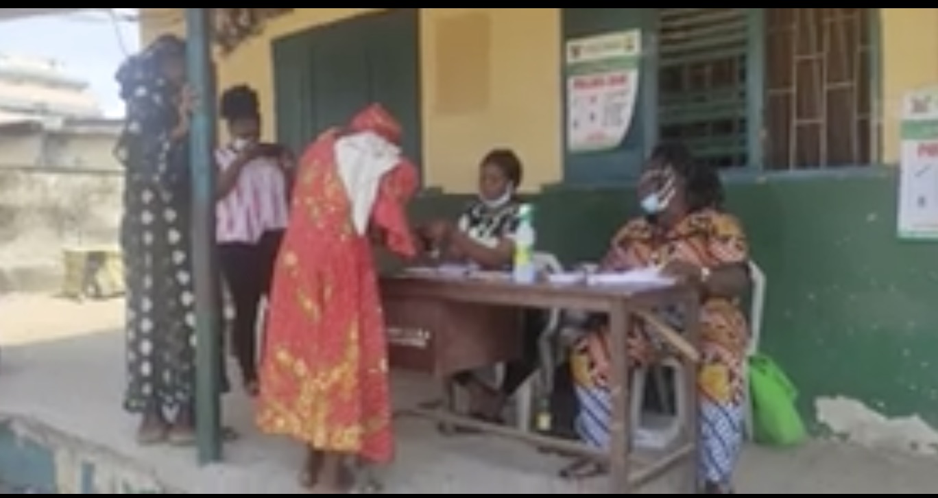 A woman votes at Adekunle in Yaba