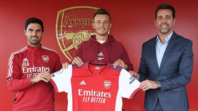 Ben White with Edu, right and manager Arteta