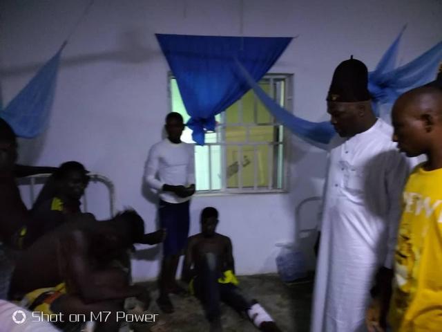 Prince Batula visits the injured in Numan