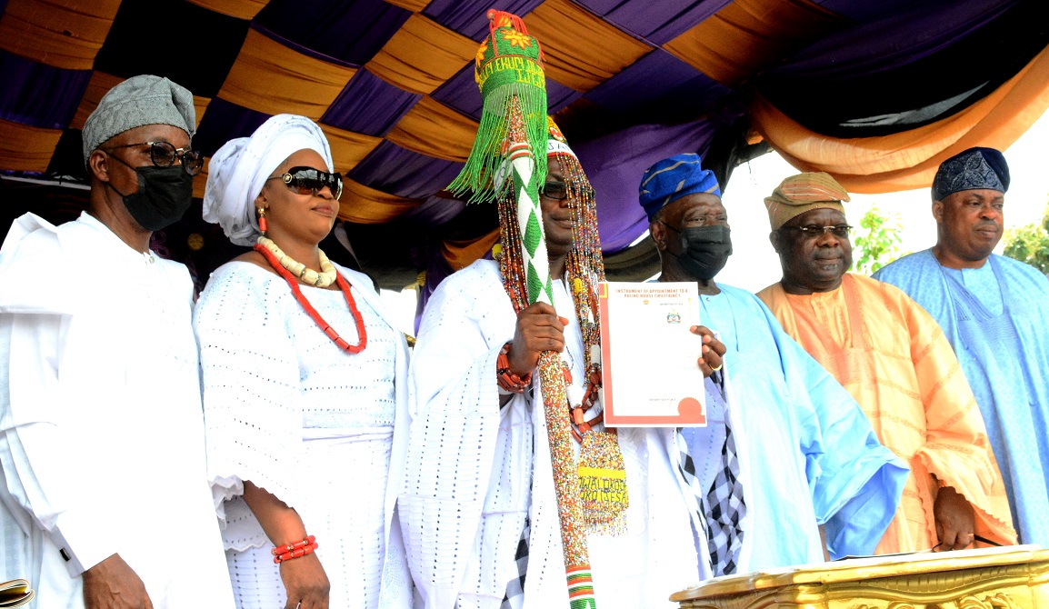 Governor Gboyega Oyetola; Olori Modupe Ogungbangbe; newly installed Owaloko of iloko-Ijesa, Oba Akeem Olusayo Ogungbangbe; former National Chairman All Progressive Congress (APC), Chief Adebisi Akande; Senator Iyiola Omisore and Speaker, Osun House of Assembly, Hon Timothy Owoeye, during the Coronation of Owaloko of iloko-Ijesa, Oba Akeem Olusayo Ogungbangbe, at iloko-Ijesa on Saturday