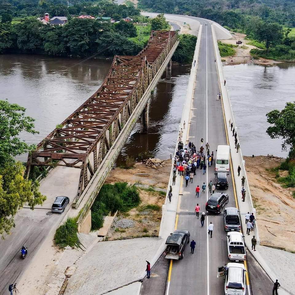 Fashola and his entourage at the border bridge with Cameroon in Ikom