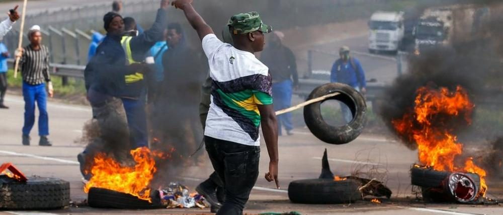 Rioters in South Africa over Jacob Zuma jailing. Photo BBC News