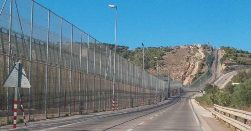 Spanish town Mellila fence scaled by desperate migrants