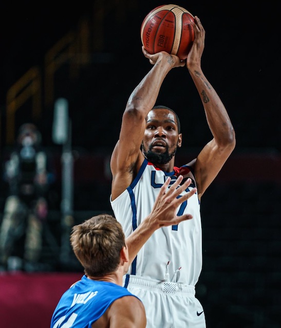 Team USA beats Czech Republic to qualify for quarter-finals. Above Kevin Durant 