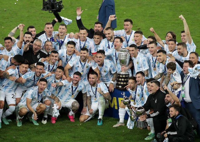 The Full Argentine team celebrate victory