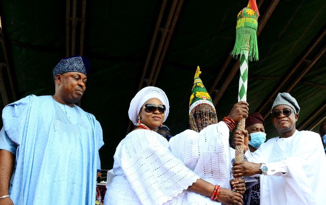 Oyetola gives the new Owaloko, Oba Akeem Ogungbangbe the staff of office