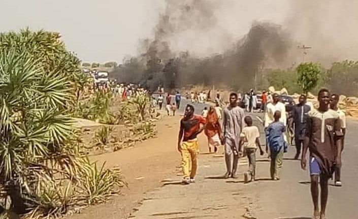 BREAKING: Again, protesting youths shut Katsina highway over bandit attacks