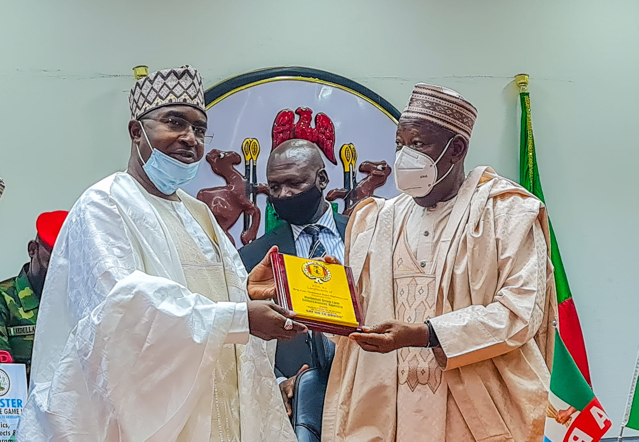 Chairman/Chief Executive of the NDLEA, Brig. Gen. Mohamed Buba Marwa (Retd) presenting a souvenir to Governor Abdulahi Umar Ganduje when he led other top officials of the Agency on a courtesy visit to the Kano state government house on Monday 30th August, 2021