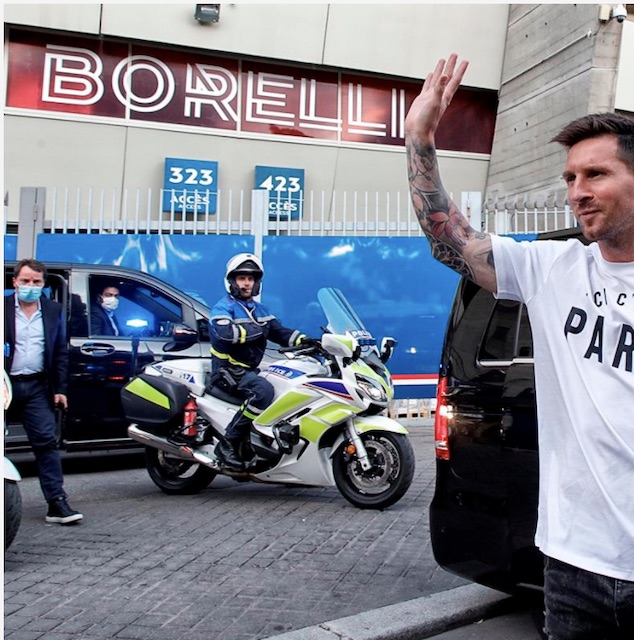 Messi greets Paris crowd