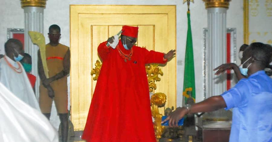 Oba Ewuare ll rejoices as he welcomes quadruplets to the palace