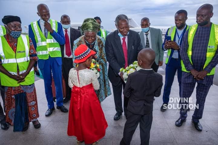 2 flower bearing kids were on hand, just outside the tarmac