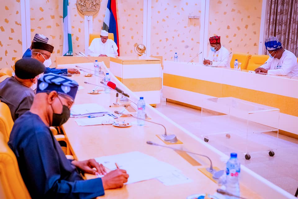 Buhari with NMA executives during the meeting