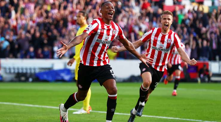 Brentford players celebrate their goal
