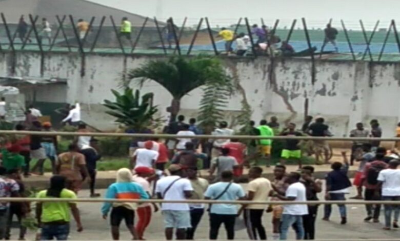 Ogu, who escaped from Edo prison goes naked, poos on road