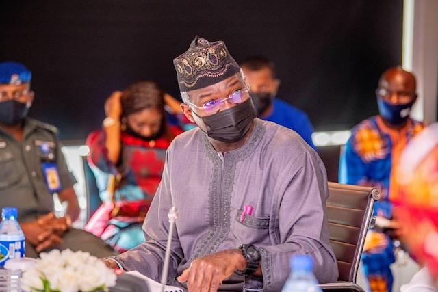 Fashola says FEC approves money for roads in 5 states