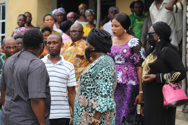 Father of the kids being consoled by wife of Abia Gov. Nkechi Ikpeazu