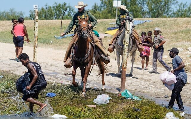 Horrible-to-watch-U.S.-border-patrol-agent-using-the-reins-on-a-Haitian-migrant-.jpg