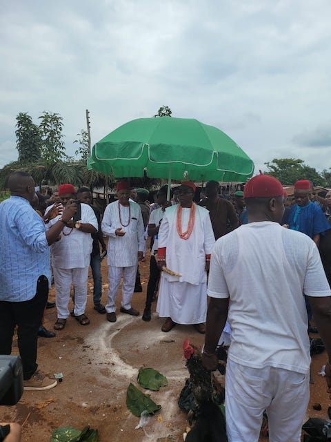 Obi Ifechukwude Aninshi Okonjo II during the visit to Otulu Ogwashi-Uku
