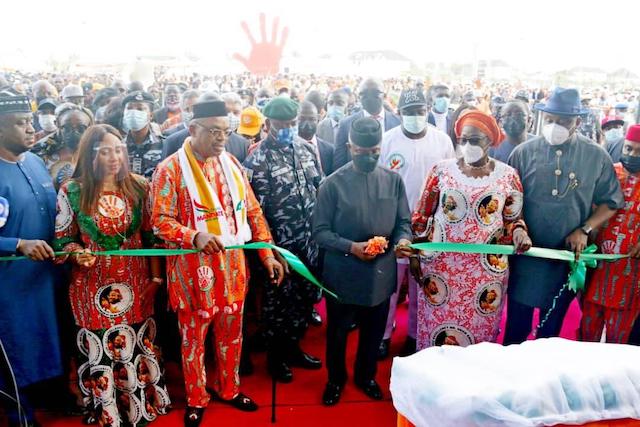 Osinbajo opens the Dakkada Tower, with Gov. Udom Emmanuel on his right