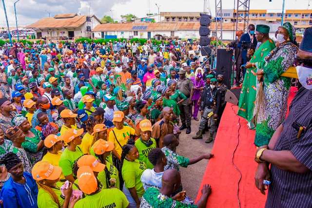 Hundreds of PDP members defect to APC in Osun