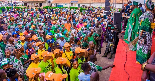 Hundreds of PDP members defect to APC in Osun