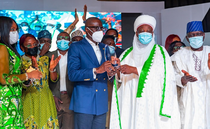 Lagos State Governor, Mr. Babajide Sanwo-Olu (middle), receiving ‘Governor of the Year Award’ from Sultan of Sokoto, Alhaji Muhammadu Sa’ad Abubakar III (second right), while the Special Adviser to the Governor on Works & Infrastructure, Mrs. Aramide Adeyoye (second left); Caretaker Chairman of APC Lagos, Alhaji Tunde Balogun and others applauds the presentation, during the 2020 Leadership Group Annual Conference and Awards, organized by Leadership Newspapers , at the International Conference Centre (ICC), Abuja, on Thursday, September 9, 2021.