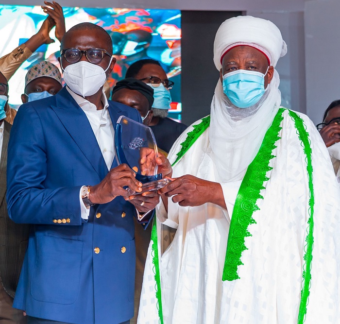 L-R: Lagos State Governor, Mr. Babajide Sanwo-Olu receiving ‘Governor of the Year Award’ from Sultan of Sokoto, Alhaji Muhammadu Sa’ad Abubakar III during the 2020 Leadership Group Annual Conference and Awards, organized by Leadership Newspapers, at the International Conference Centre (ICC), Abuja, on Thursday, September 9, 2021.