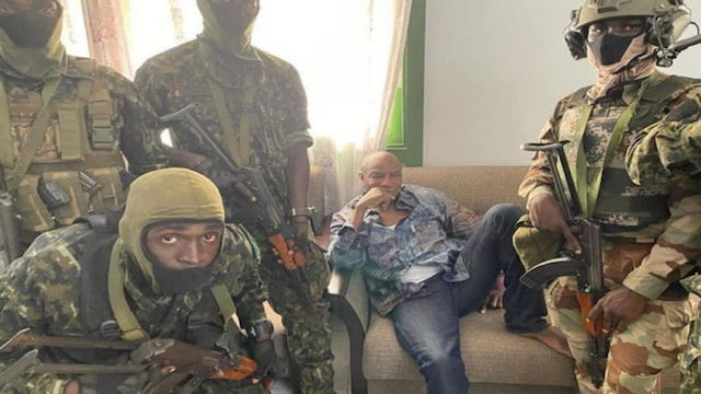 Guinea's President Alpha Conde with mutinous soldiers