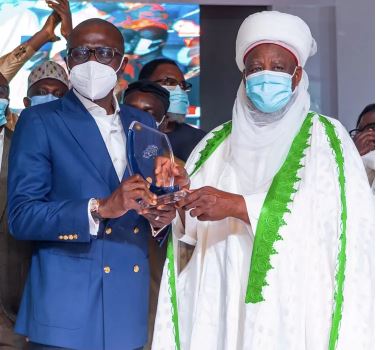 Sanwo-Olu presenting a working tool to an upskilled artisan during the 12th edition of the Tradesmen and Artisans Day celebration and graduation of Upskilled Artisans, at De Blue Roof, LTV, Agidingbi, Ikeja, on Tuesday