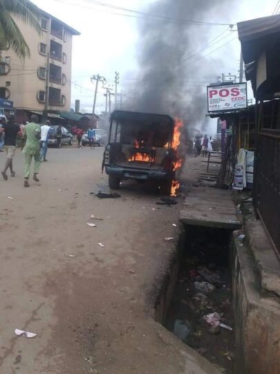 The vehicle of the 3 policemen set ablaze