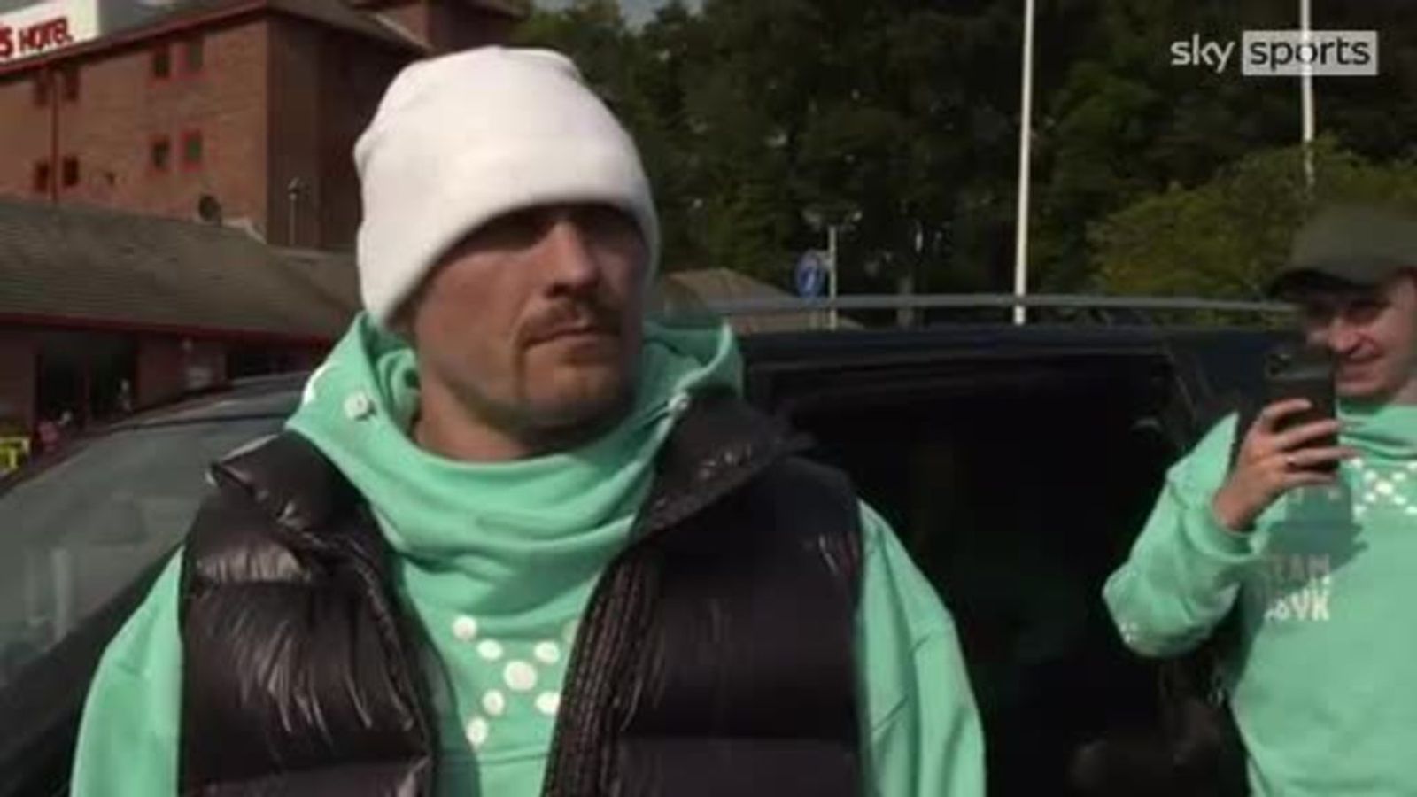 Usyk arrive UK for bout with AJ