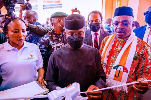 Vice President Yemi Osinbajo commissioning the Dakkada Towers in Uyo, Akwa Ibom State on Friday