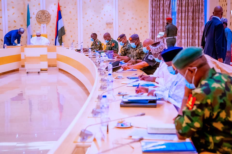 Buhari meets security chiefs, others