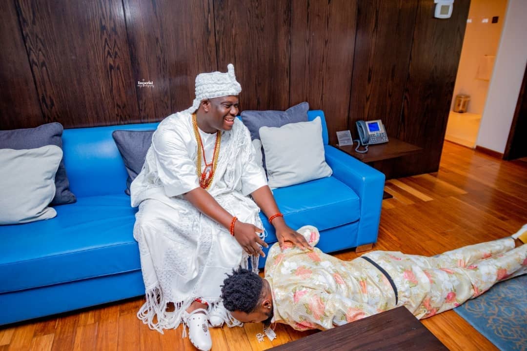 Patoranking prostrates before Oba Ogunwusi