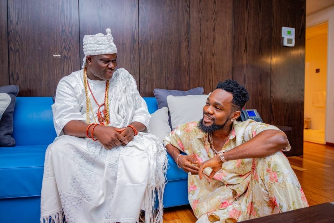 Patorankin in discussion with Oba Ogunwusi