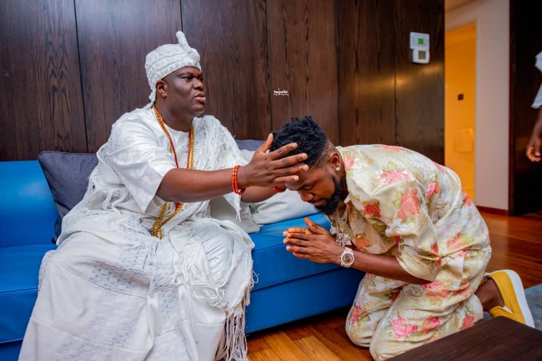 Ooni praying for Patoranking